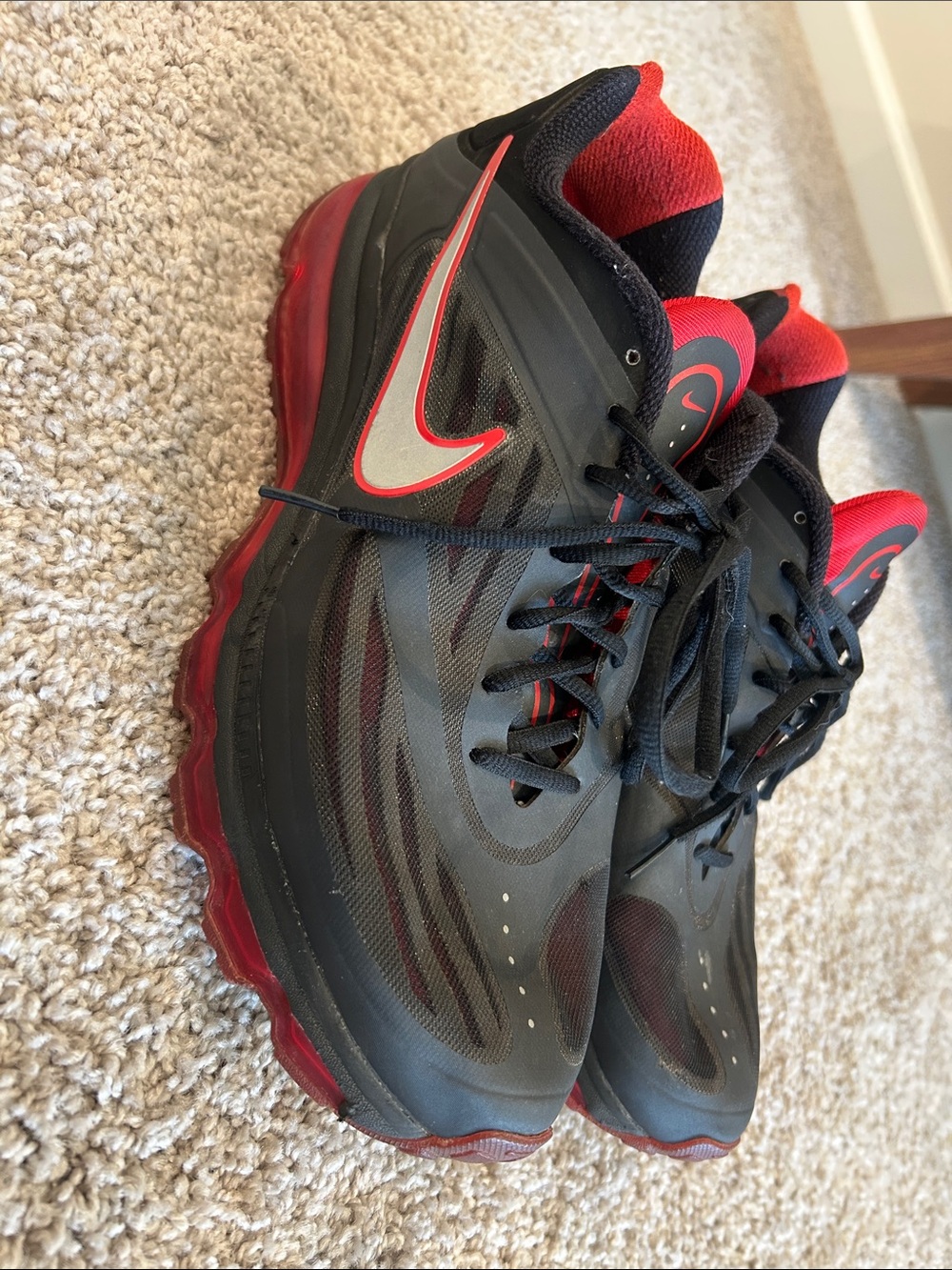 Nike Men's Black and Red Air-cushioned Sneakers